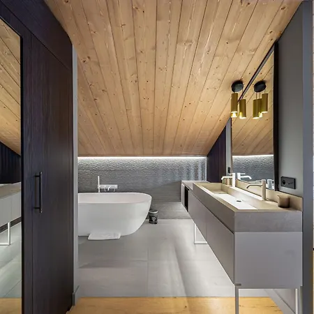 Familial Moderne A Meribel Village, Terrasse Sud Avec Jacuzzi, Proche Pistes Et Commerces - Fr-1-566-56