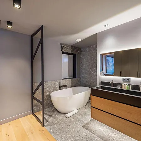 Familial Moderne A Meribel Village, Terrasse Sud Avec Jacuzzi, Proche Pistes Et Commerces - Fr-1-566-56 Les Allues